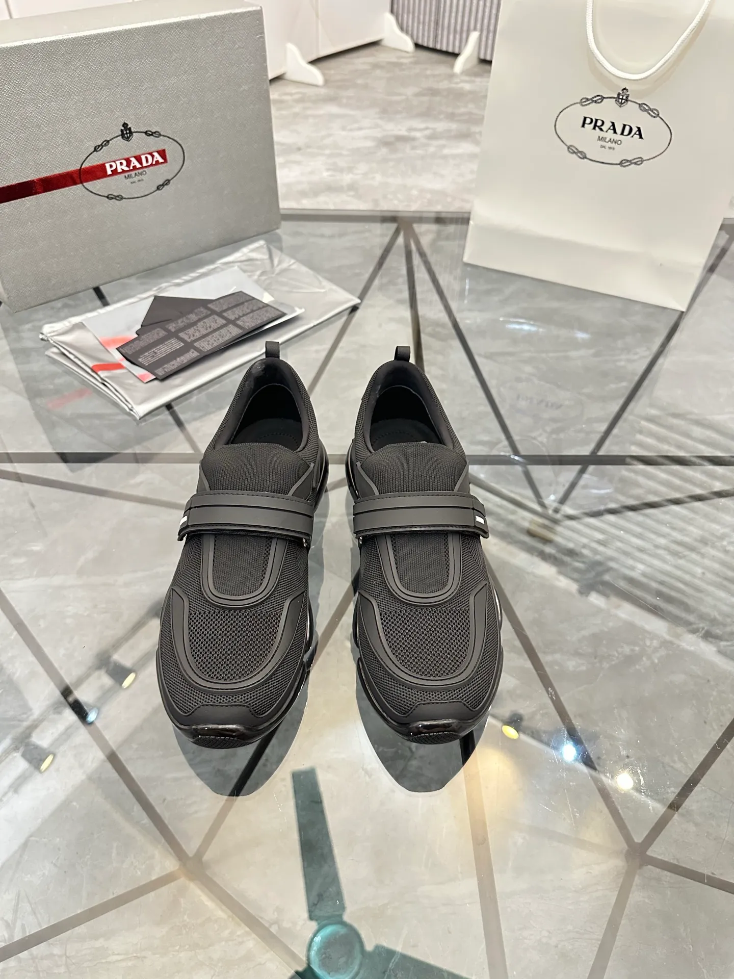 Men's shoes: 💰P520¥ High-end top quality Product trademark: Prada *"Prada*" low-top casual shoes Regular size: 38-45 (can be customized to 46) One size larger Product materials: imported breathable fly weave upper, professional glue-making process, breathable lining, cowhide foot pads, original outsole. No.: 001
